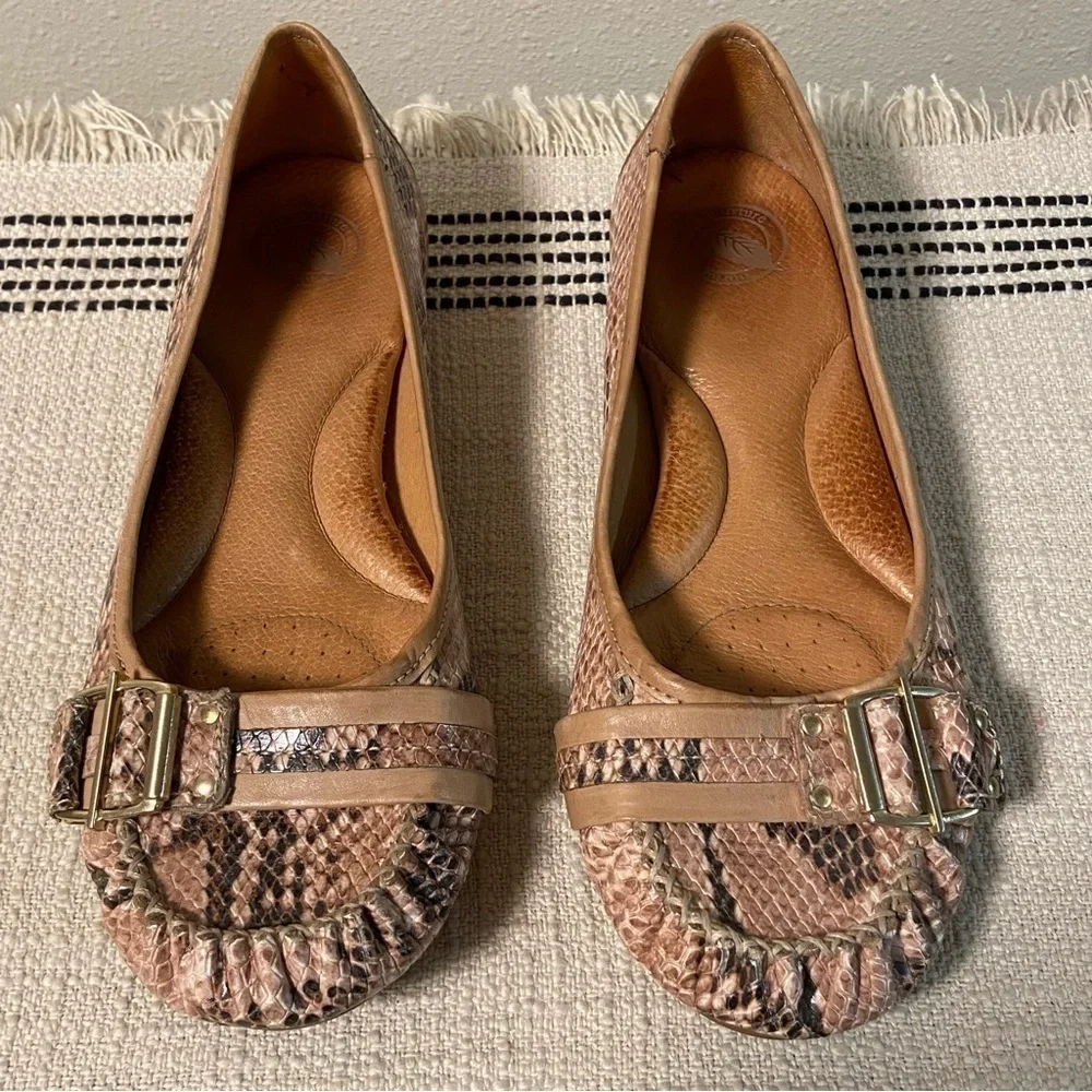 NURTURE / Tan Snake Skin Flats with Buckle on Toe Size 8.5M
